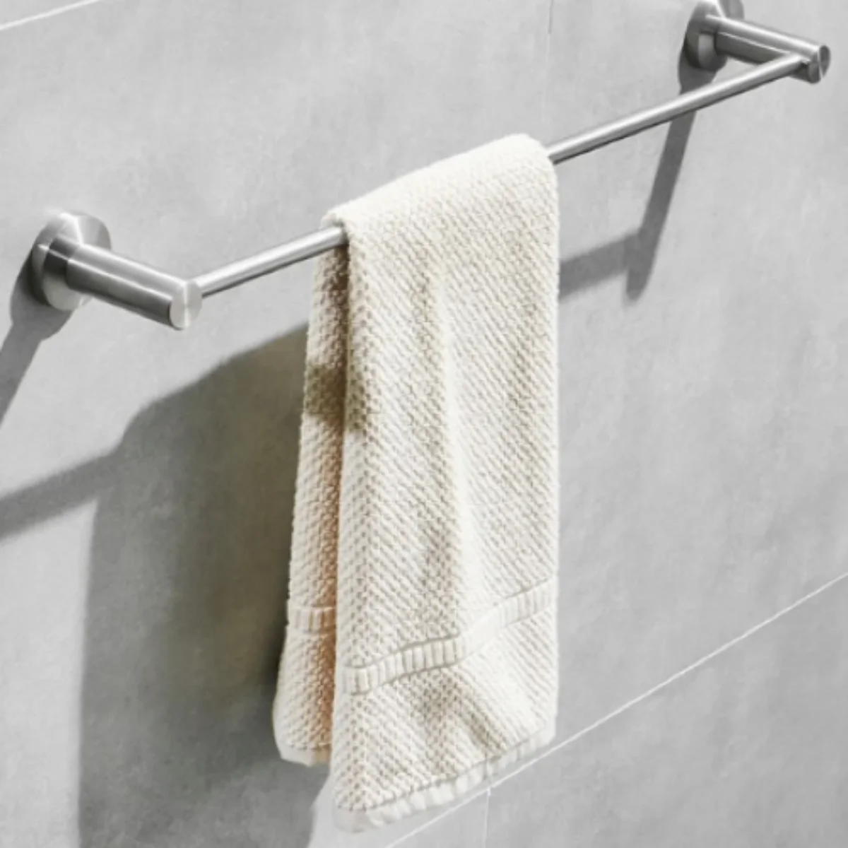 TOALLERO BARRA 61 CMS INOX 030600601-T (4) Toallero de pared Taumm de 61 cm, fabricado en acero inoxidable resistente a la corrosión, incluye kit de instalación