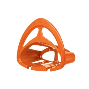 Soporte porta manguera marca Truper fabricado en polipropileno de alto impacto, capacidad para 25 metros de manguera, color naranja.